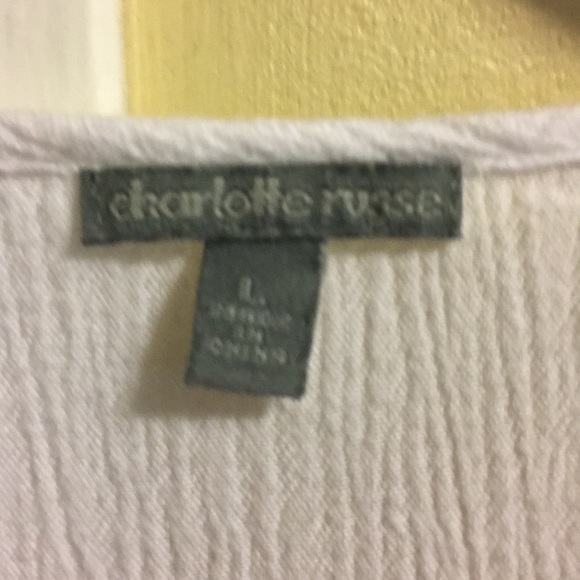 Adorable white top - Picture 2 of 4